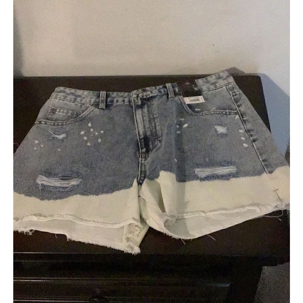 NWT~No Boundaries Distressed & Bleached Design Denim Shorts~Juniors Sz 11
